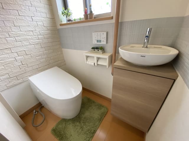 トイレの困った水漏れに！修理箇所別の原因と対処法を解説