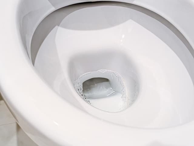 トイレの水漏れが発生する原因は？修理方法も解説