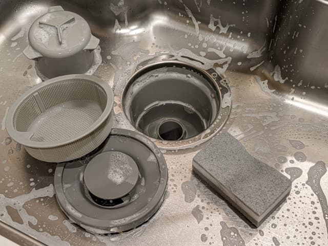 排水口がつまった！よくある原因と対処法を解説