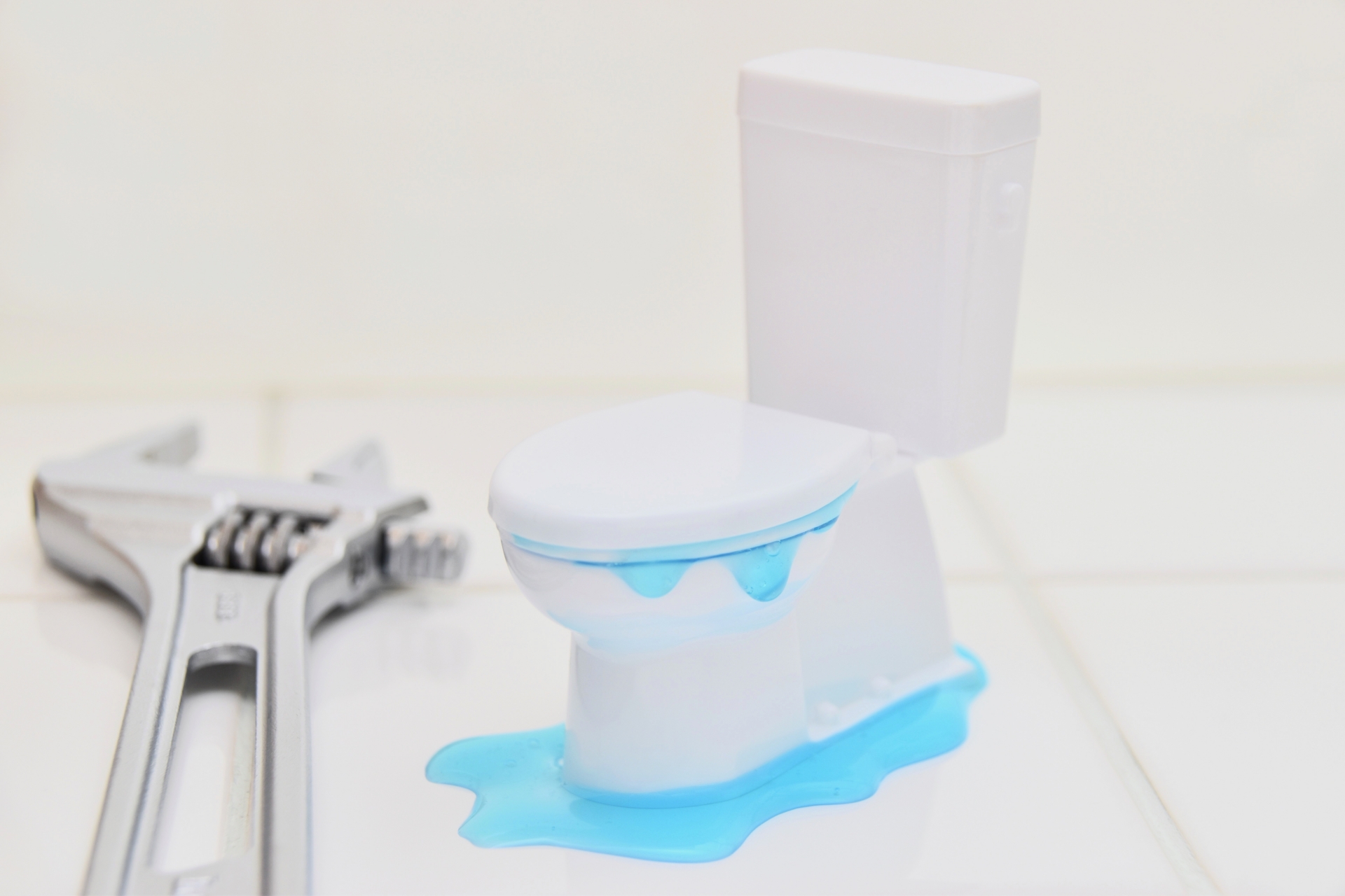 トイレタンクから水漏れ！考えられる原因は？