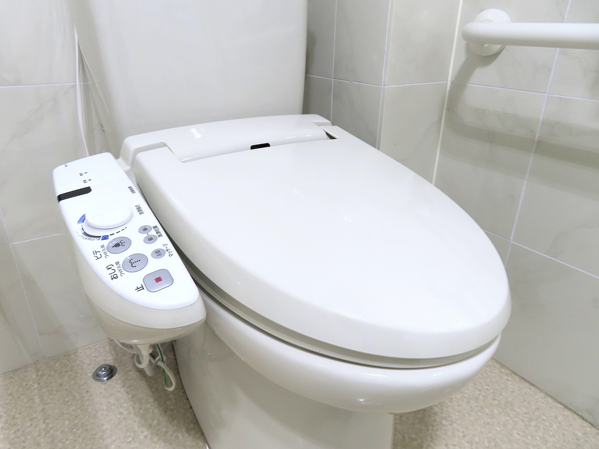 トイレの水が止まらないのはなぜ？対処法を解説