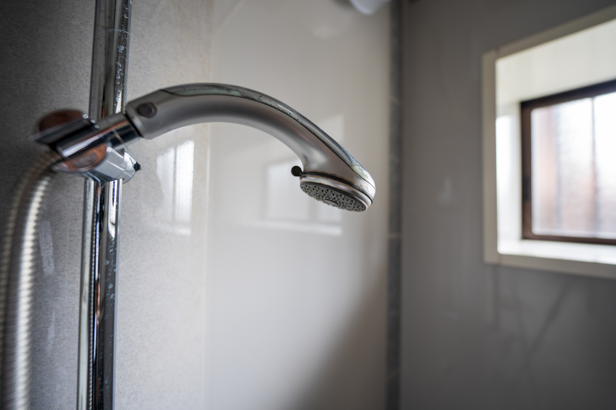 マンションの水圧が低下する原因は？自分でできる対処法と相談すべき相手【水道職人：プロ】