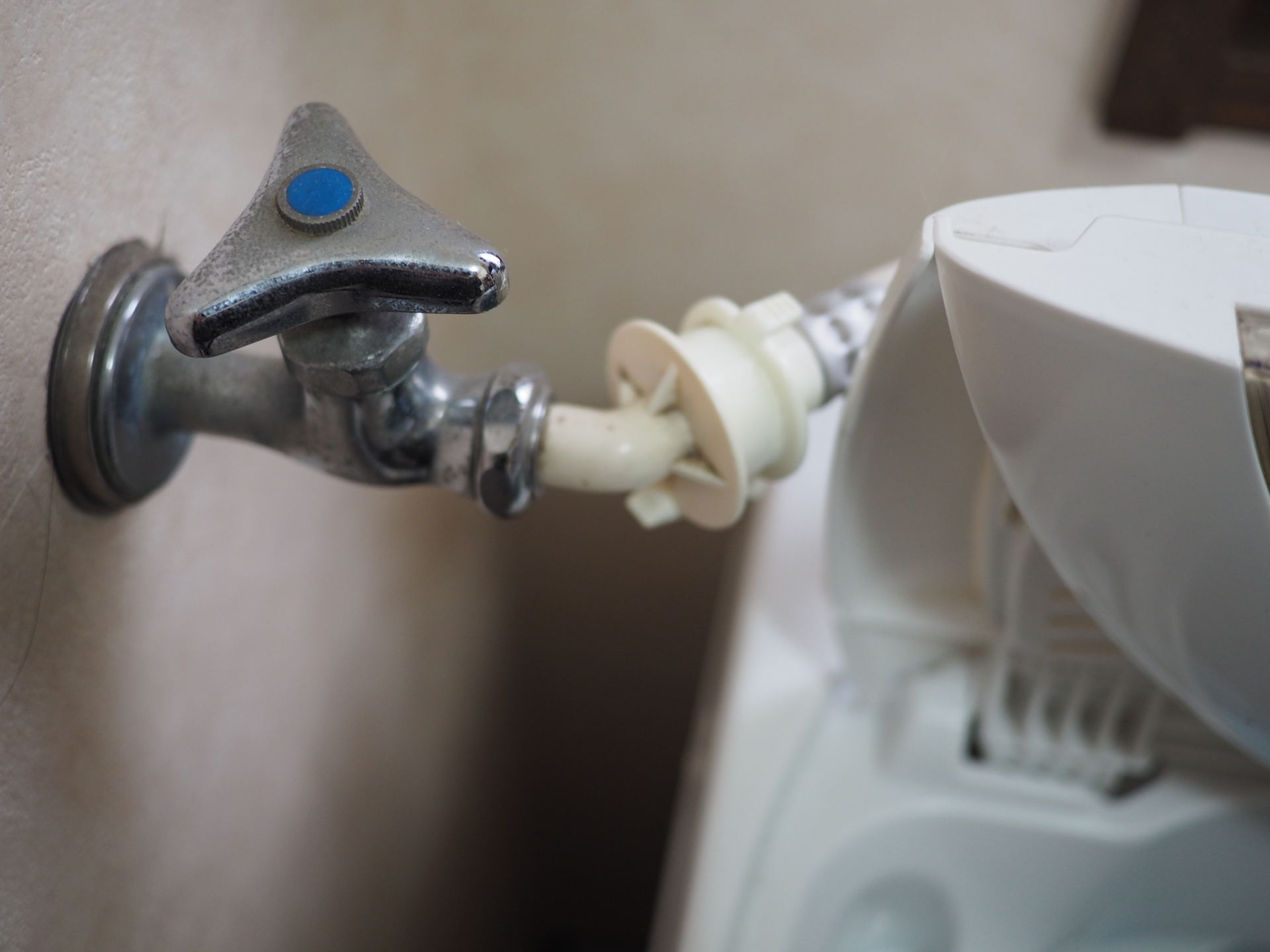 洗濯機の蛇口から水漏れしている！主な原因と対処法を解説